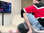 美少女趴在沙发上玩PS4被四眼男挑逗扒掉内裤就插