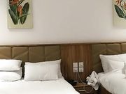 老哥越南找小姐TP啪啪 骑乘后入抱起来大力猛操