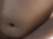 最喜欢她的舌头深喉，没几根毛的骚逼很嫩