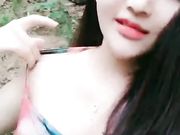 美女为了赚钱不惜和2直播男网友郊区野战啪啪