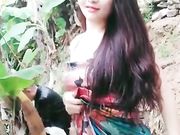 美女为了赚钱不惜和2直播男网友郊区野战啪啪