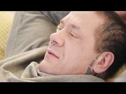 纹身猛男大街上调戏妇女