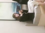 跟两个妹子一起玩双飞，边口交边摸奶骑乘操完一个再换另一个