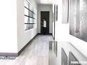 和弟弟发生矛盾的漂亮姐姐被后妈要求舔儿子的鸡巴道歉