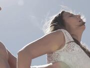 大奶子美女模特在阳光明媚风景宜人的海边别墅被大肉棒抽插