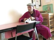 找不到好工作给独居老头做居家护理洗完澡后被大爷强搞