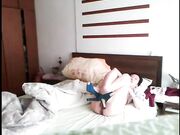 居家少妇跟老公在家做爱玩自拍 很是主动的掰开逼来让人看