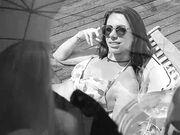 这样度假真的是叫享受啊 在包厢里品尝丰腴的肉肉美女