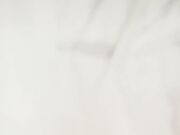 年轻的小宝贝露脸奶子发育的很不错，渣男一只手都握不过来