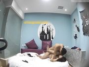 精品酒店偷拍气质漂亮的大学美女被中年男第一次操爽后又吃硬鸡鸡坐在上面说：还想要,你好厉害,把逼都操开了!