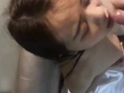 高颜值大一女友喜欢裹屌吸精 吃的津津有味爆精颜射射一脸