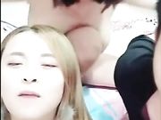 让人羡慕的小鲜肉双飞两个豪乳姐妹花一个舔一个插-1