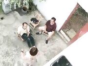 风骚的大姐勾搭两个院里乘凉的大爷玩起了3P，小院里脱光轮流伺候两大叔