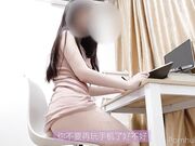 少女小E一个人在家自慰