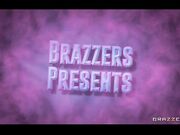 偷偷拿隔壁男室友的裤衩闻味自慰被发现了