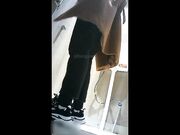 商场女厕全景偷拍手持红色手机气质美少妇