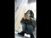 商场女厕全景偷拍手持红色手机气质美少妇