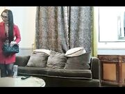 约了个眼镜国外妹子啪啪，口交翘起屁股沙发上后入