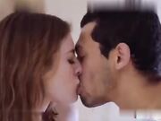 饥渴的欲女,总是能勾搭到不同的男人来满足自己的性欲