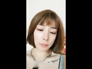 女主播和几个年轻人在线直播