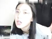 网红留学生刘玥,看男友在玩游戏就去捣蛋舔弄男友的鸡鸡_