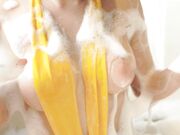 色魔摄影师约漂亮美女模特私拍 趁模特洗澡摸摸鲍鱼