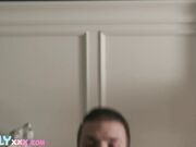 FAMILYxxx呈现：骚浪贱继妹Ellie Eilish如愿得到继兄的大屌