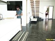 金发辣妹逮到弟弟竟在偷偷自慰，身为姐姐的chloe Scott只好帮弟弟泄泄火