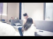 尼古拉斯赵总探花 紧身裤白衣妹子坐身上摸摸 舔奶掰穴镜头前口交抬腿侧入