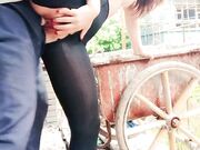 开裆黑丝爆乳美少妇勾搭建筑工地大哥撅起屁股慰劳一下