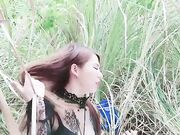 剧情演绎两个少妇忽悠小哥去爬山驾车野外双飞地上铺上垫子开操