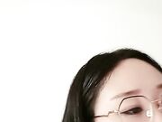 无毛骚逼全程露脸跟小哥激情啪啪 非常骚淫声荡语跟狼友互动 高难度姿势抽插呻吟