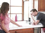 性感保姆想得到五星好评舔吸老板的巨型鸡巴