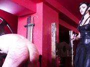 非常艰难的虐待狂鞭打我残酷的黑发女主人Very Hard Sadistic Whipping my Cruel