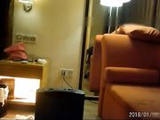 土豪约约酒店约操汽车展会上认识的175CM性感高挑美女模特,情趣旗袍装狠狠爆操,从床上干到沙发上2人一起高潮!