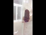 性感美少婦 弄壞酒店蓬頭 聯係水電工來修理 然後故意讓浴巾脫落 勾引水電工