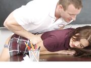 顽皮的女学生普雷斯利道森因作弊被打屁股