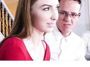 继父在妈妈面前操火辣的青少年