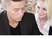 肮脏的娇小婊子骑着她老师的公鸡摇摆