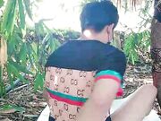 颜值不错的少妇黑丝情趣跟小哥河边树荫下激情啪啪 嘴里叼着内裤被后入