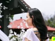 可爱的黑发宝贝艾德拉福克斯是一个脾气暴躁的性爱小猫